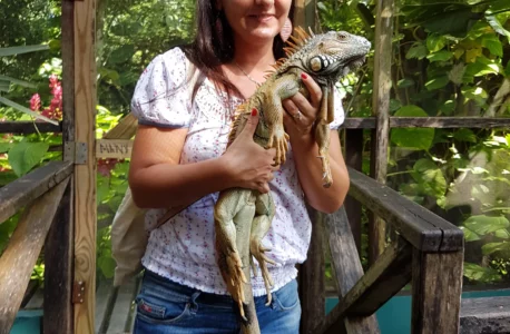 Irina tine în brate o iguana